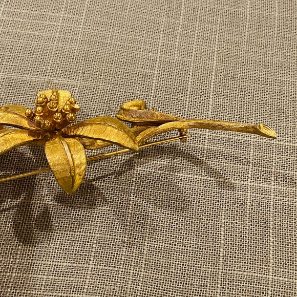 AP9-Large Vintage BSK Gold Lily Bloom Figural Brooch - Picture 9 of 12